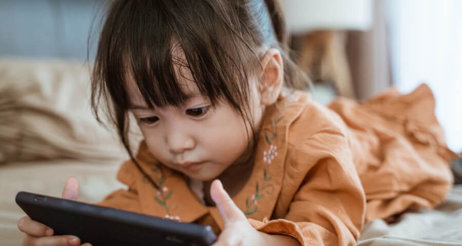 YouTubeを見る女の子